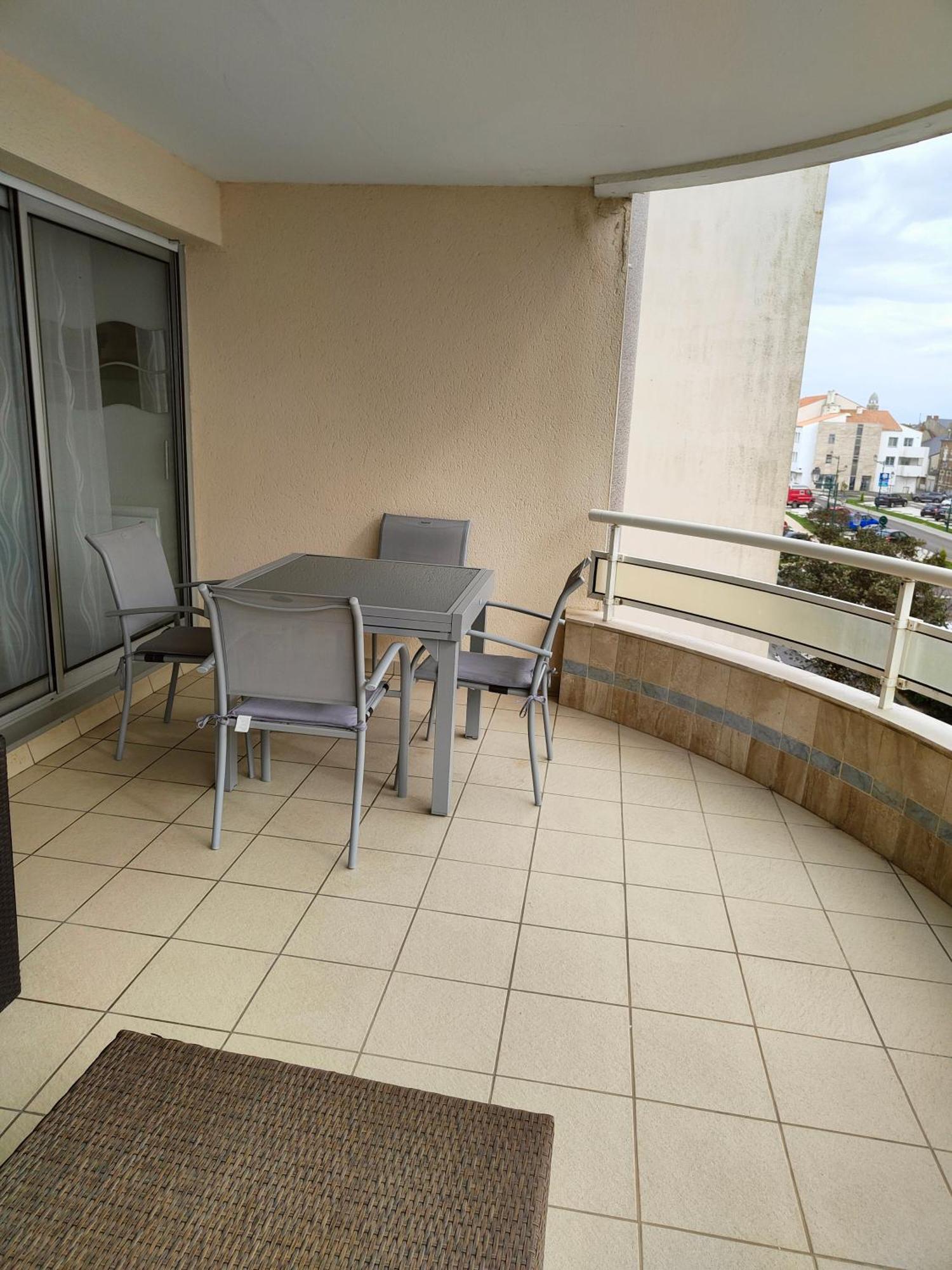 2 Pieces Avec Grande Terrasse, 3 Etoiles, Wifi, Box Pour Vehicule Et Velos Apartment